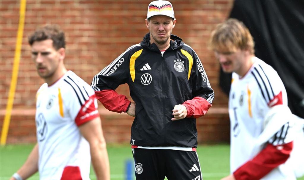 Bundestrainer Nagelsmann schaut im Training bei Woltemade (r.) und Goretzka (l.) ganz genau hin.