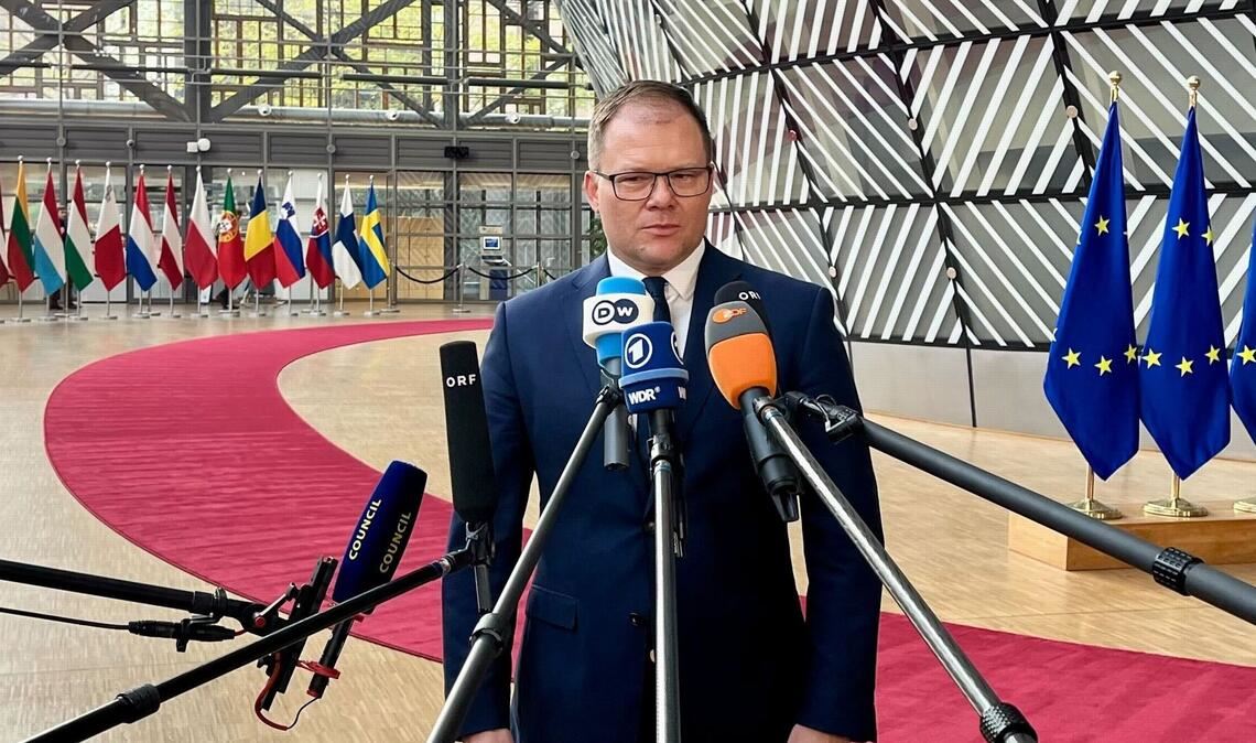 Bundesumweltminister Carsten Schneider (SPD) fordert beim EU-Gipfel, dass Europa trotz aller Probleme bei den Zukunftstechnologien „vorn dabei sein“ müsse.