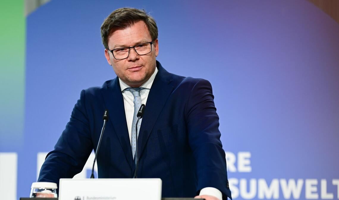 Bundesumweltminister Carsten Schneider (SPD) will sich in Bonn dafür einsetzen, dass die Staatengemeinschaft ihr Tempo beim Ausbau der erneuerbaren Energien erhöht (Archivbild).
