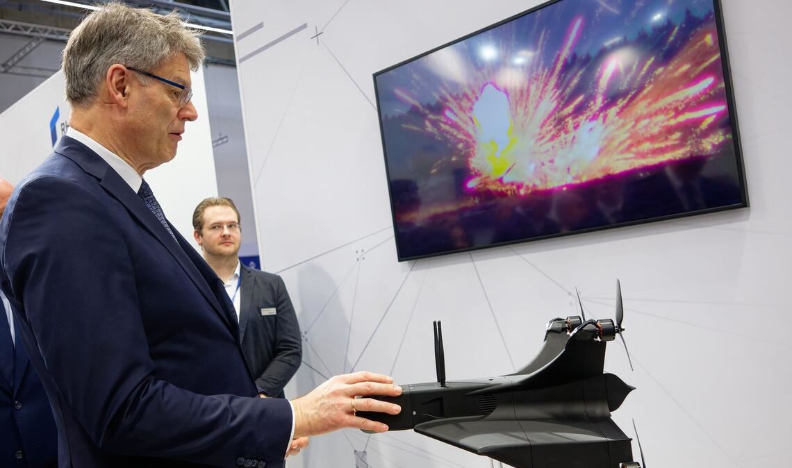 Bundesverkehrsminister Patrick Schnieder (CDU) bei der Messe Xponential am Messestand von Rheinmetall, wo eine Abfangdrohne zu sehen ist.