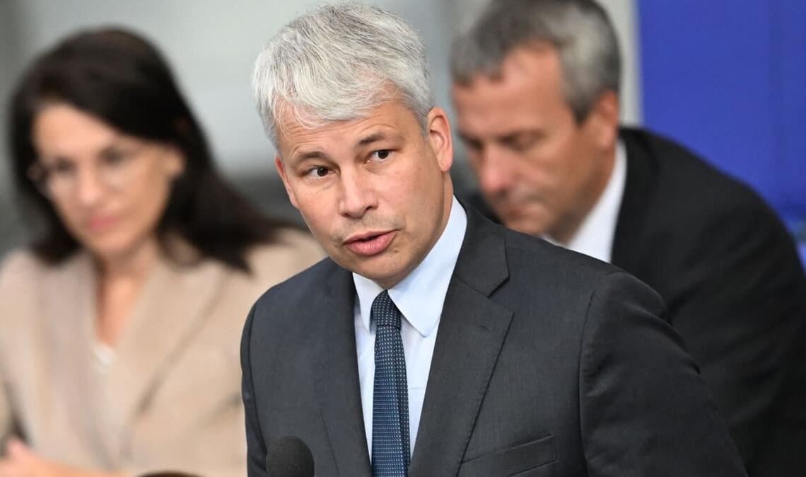 Bundesverkehrsminister Steffen Bilger (CDU) will bald Verbesserungen bei der Deutschen Bahn sehen.
