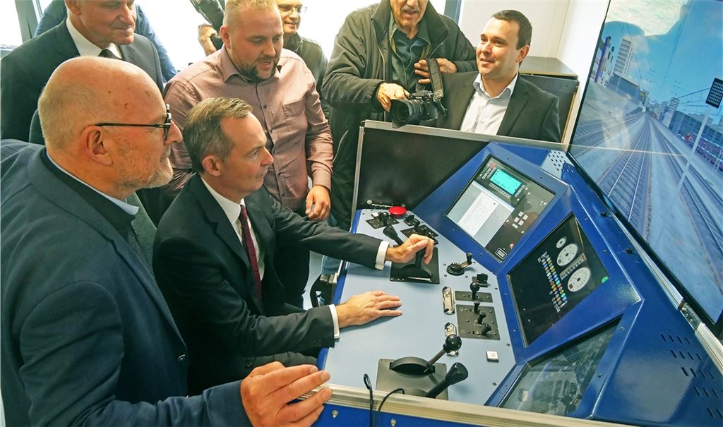 Bundesverkehrsminister Volker Wissing (sitzend) versucht sich am Simulator als Lokführer. Foto: Friedrich