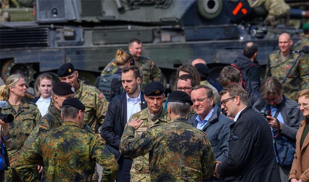 Bundesverteidigungsminister Boris Pistorius (SPD, 4.v.r) und sein dänischer Amtskollege Troels Lund Poulsen (3.v.r) sprechen mit Bundeswehrsoldaten.