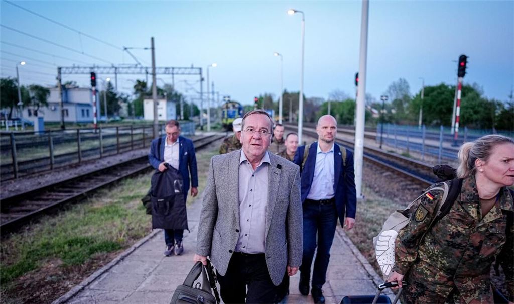 Bundesverteidigungsminister Boris Pistorius auf dem Weg in die Ukraine.