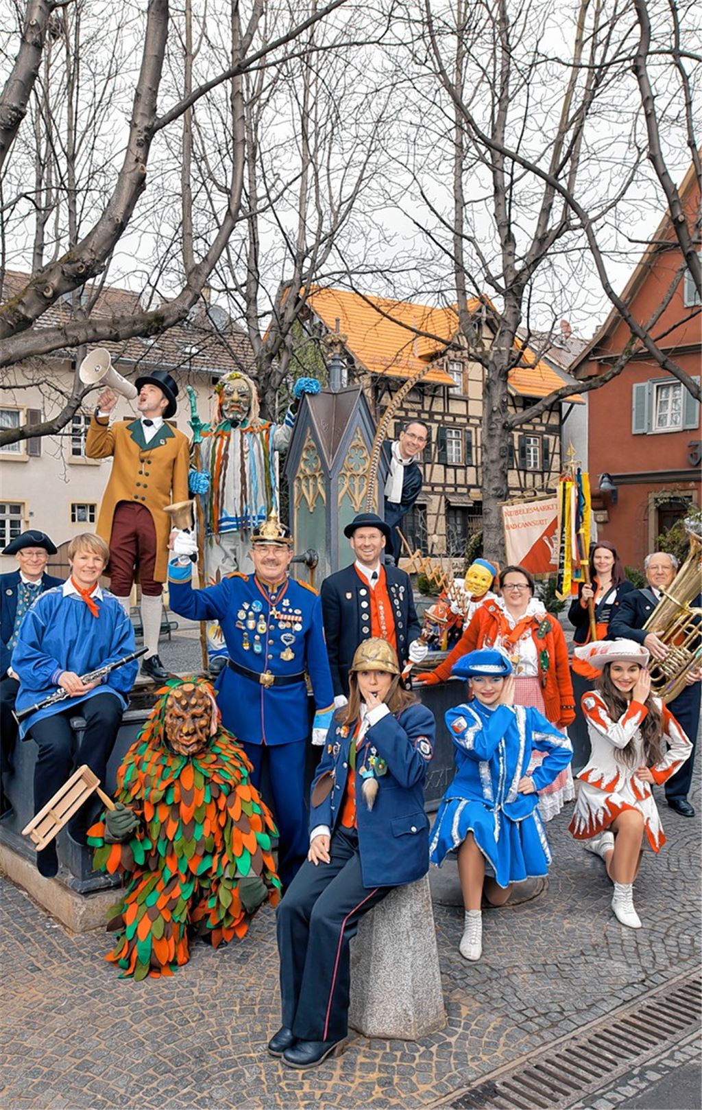 Bunt geht’s zu bei der Fasnet in Bad Cannstatt. Seit 1979 gehört auch Panajotis Delinasakis (hinten rechts am Brunnen, im Pfarrerkostüm der Theatergruppe) dem Kübelesmarkt an.