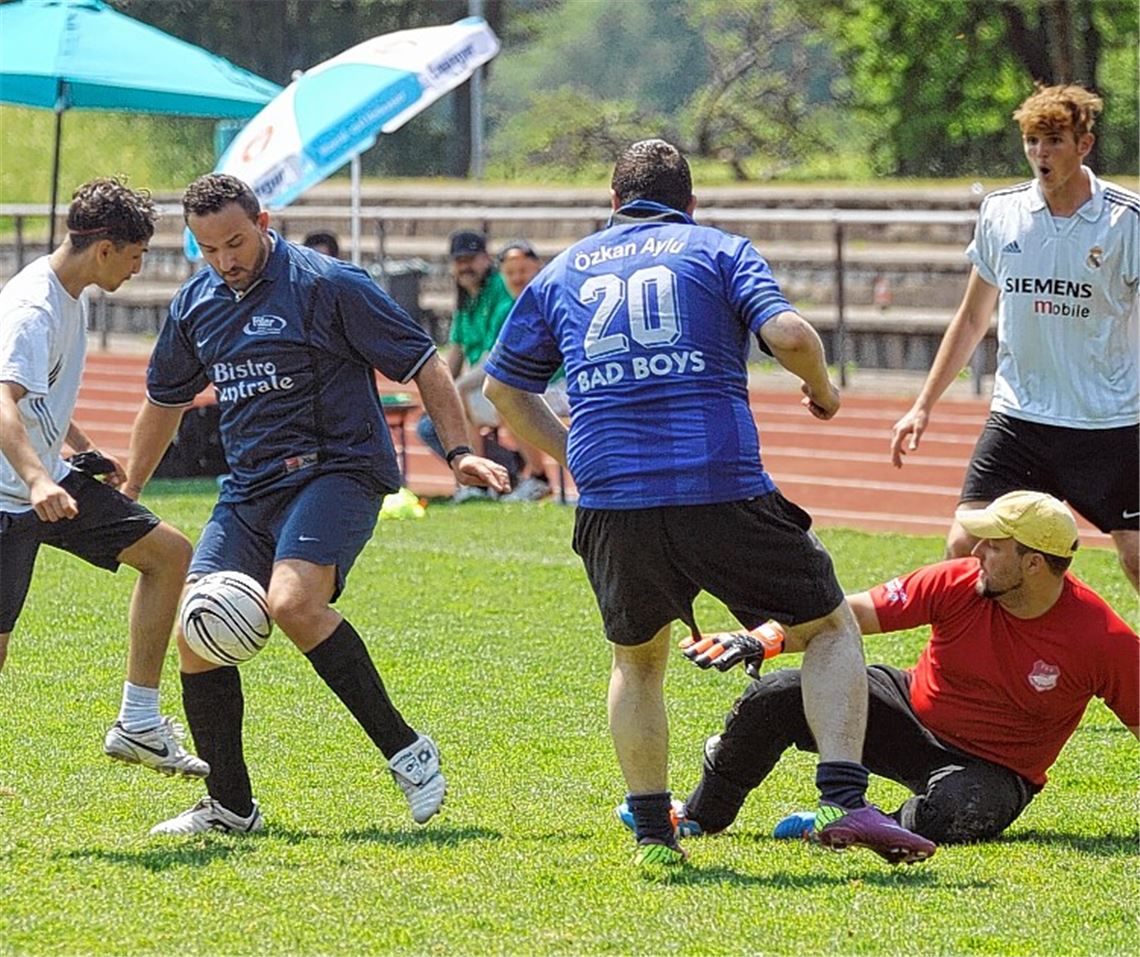 Bunt gemischt: Sowohl aktive Vereinsspieler als auch reine Freizeitfußballer finden sich in den Mannschaften beim Genclik Dup, wie hier beim Spiel der Maulbronner „Bad Boys“ und dem Team des Jugendhauses Vaihingen/Enz, das sich mit 2:1 durchsetzt.