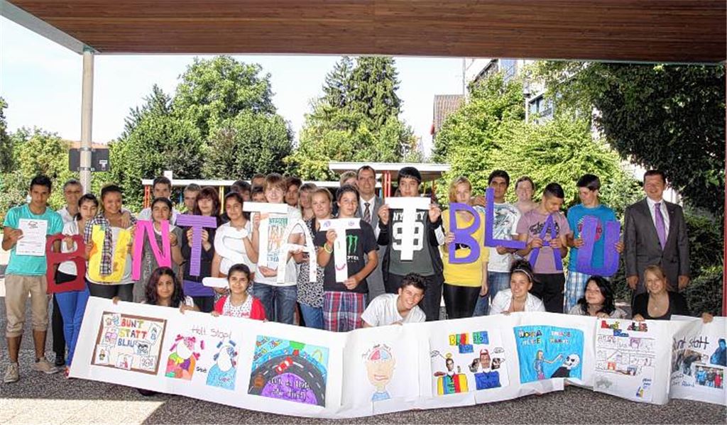 „Bunt statt blau“: Die UVD-Schüler der Klassen 8b und 9b präsentieren ihre Plakate. 