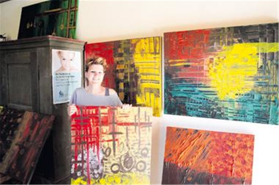 Bunt und voller Lebensfreude sind die Bilder von Helga Aichele. Am Sonntag will sie sich von allen Werken trennen, um schwerkranken Kindern eine Campingfreizeit zu ermöglichen. 
Foto: Goertz