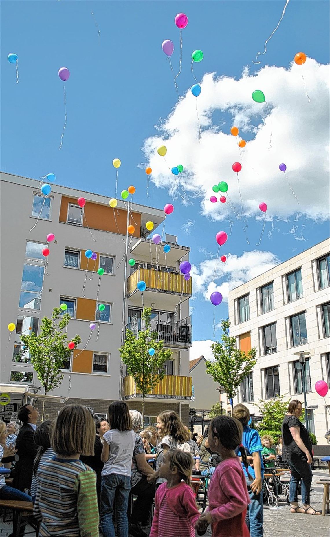 Bunt wie das Leben: Luftballonstart zum 40-jährigen Bestehen der Diakoniestation. Foto: Stahlfeld