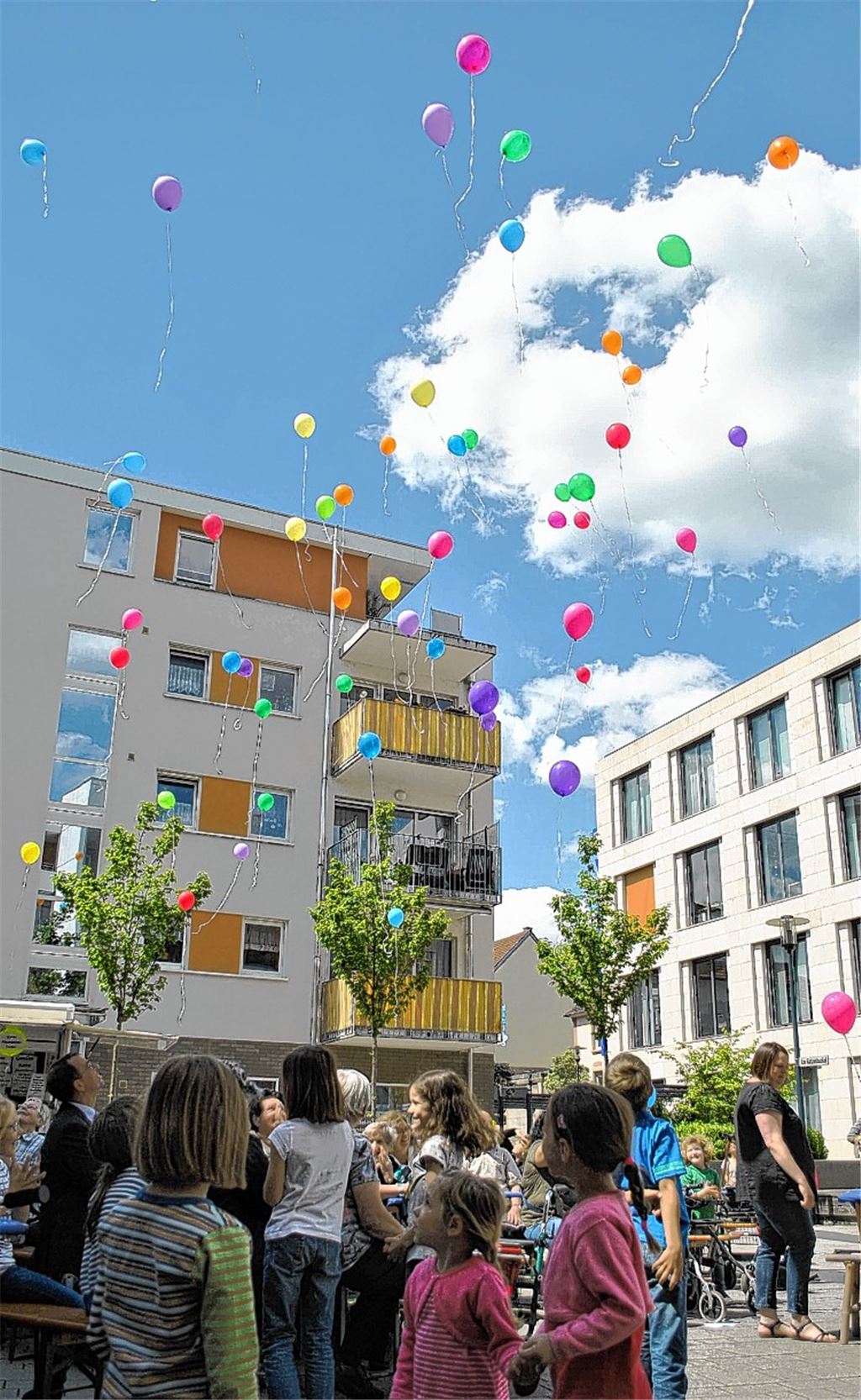 Bunt wie das Leben: Luftballonstart zum 40-jährigen Bestehen der Diakoniestation. Foto: Stahlfeld