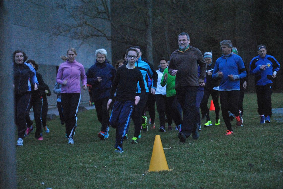 Bunte Hütchen markieren den Weg. Jeder Teilnehmer sucht sich seine Distanz und sein Tempo, die ersten Trainingsläufe dauern nur zwei Minuten. Fotos: Stahlfeld