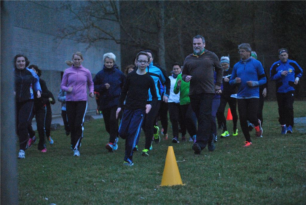 Bunte Hütchen markieren den Weg. Jeder Teilnehmer sucht sich seine Distanz und sein Tempo, die ersten Trainingsläufe dauern nur zwei Minuten. Fotos: Stahlfeld