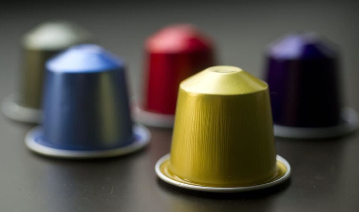 Bunte Kaffee-Kapseln der Marke Nespresso.