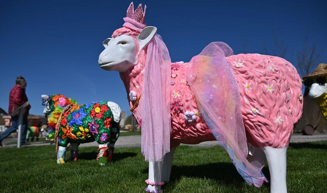 Bunte Tierfiguren stehen auf dem Gelände der Landesgartenschau Leinefelde-Worbis in Thüringen.