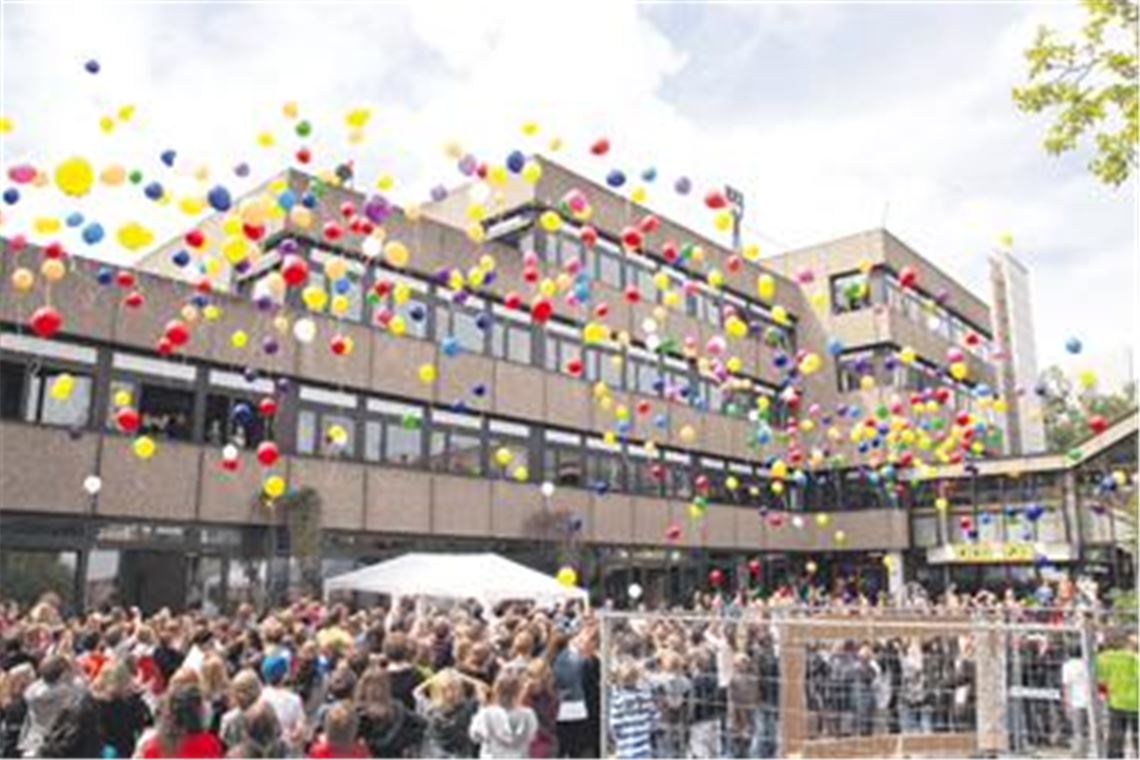 Bunte Überraschung: Mehr als 99 Luftballons sorgen gegen Ende des Abischerzes am Theodor-Heuss-Gymnasium für Farbtupfer am Horizont. Der leicht flüchtige Gruß richtet sich an Hausmeister Hermann Schäfer, der sein poetisches Abschiedsgeschenk vom Dach des Schulgebäudes aus genießt. Im Hintergrund tönt Time to say goodbye mit Andrea Bocelli aus den Boxen. Fotos: Disselhoff