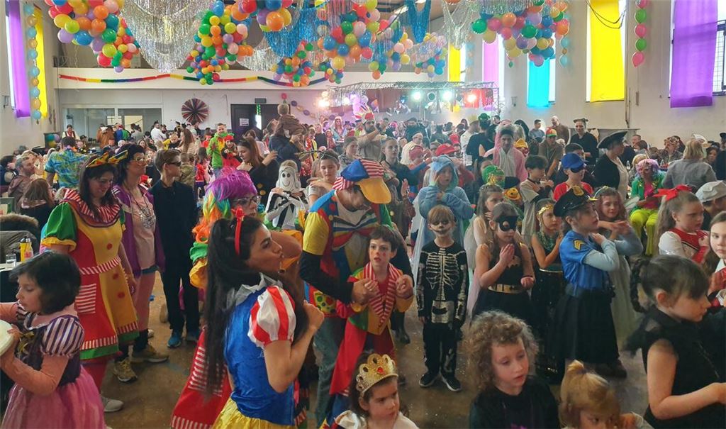 Buntes Treiben: Um allen ein unbeschwertes Partyvergnügen zu bereiten, hat der Musikverein im Vorfeld darum gebeten, die ganz kleinen Narren daheim zu lassen. Fotos: Schröder