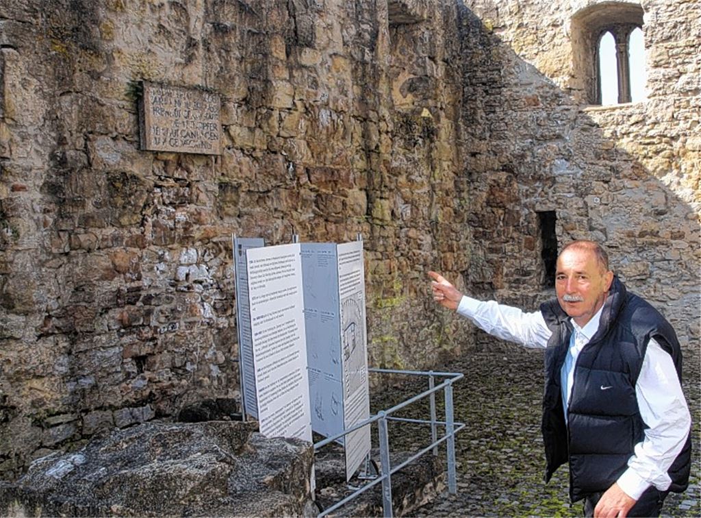 Burg mit langer Geschichte: Albrecht Münzmay, Vorsitzender des Verschönerungsvereins Mühlacker, in der Löffelstelz, die ein attraktiver Anziehungspunkt ist. Foto: Sadler