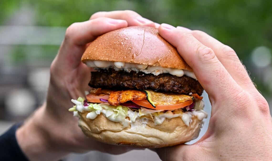 Burger mit einem vegetarischen Patty belegt. (Archivbild)