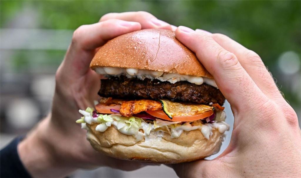 Burger mit einem vegetarischen Patty belegt. (Archivbild)