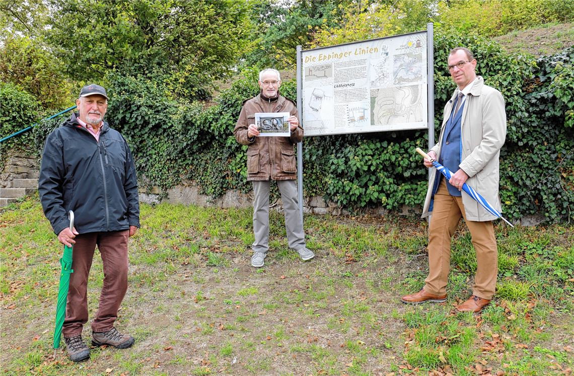 Burgführer Rainer Wallinger (v.li), Ewald Scheytt vom Verschönerungsverein und Oberbürgermeister Frank Schneider beim Pressetermin in der Umgebung der Ruine Löffelstelz in Mühlacker. Das Foto von der beschmierten Infotafel und der aus der Burgmauer der Löffelstelz herausgerissene Stein zeugen vom Vandalismus, der in der Stadt zunehmend zu einem Problem wird. Fotos: Disselhoff
