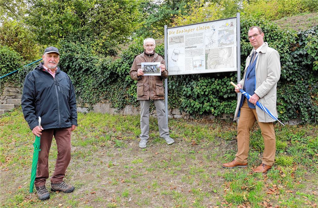 Burgführer Rainer Wallinger (v.li), Ewald Scheytt vom Verschönerungsverein und Oberbürgermeister Frank Schneider beim Pressetermin in der Umgebung der Ruine Löffelstelz in Mühlacker. Das Foto von der beschmierten Infotafel und der aus der Burgmauer der Löffelstelz herausgerissene Stein zeugen vom Vandalismus, der in der Stadt zunehmend zu einem Problem wird. Fotos: Disselhoff