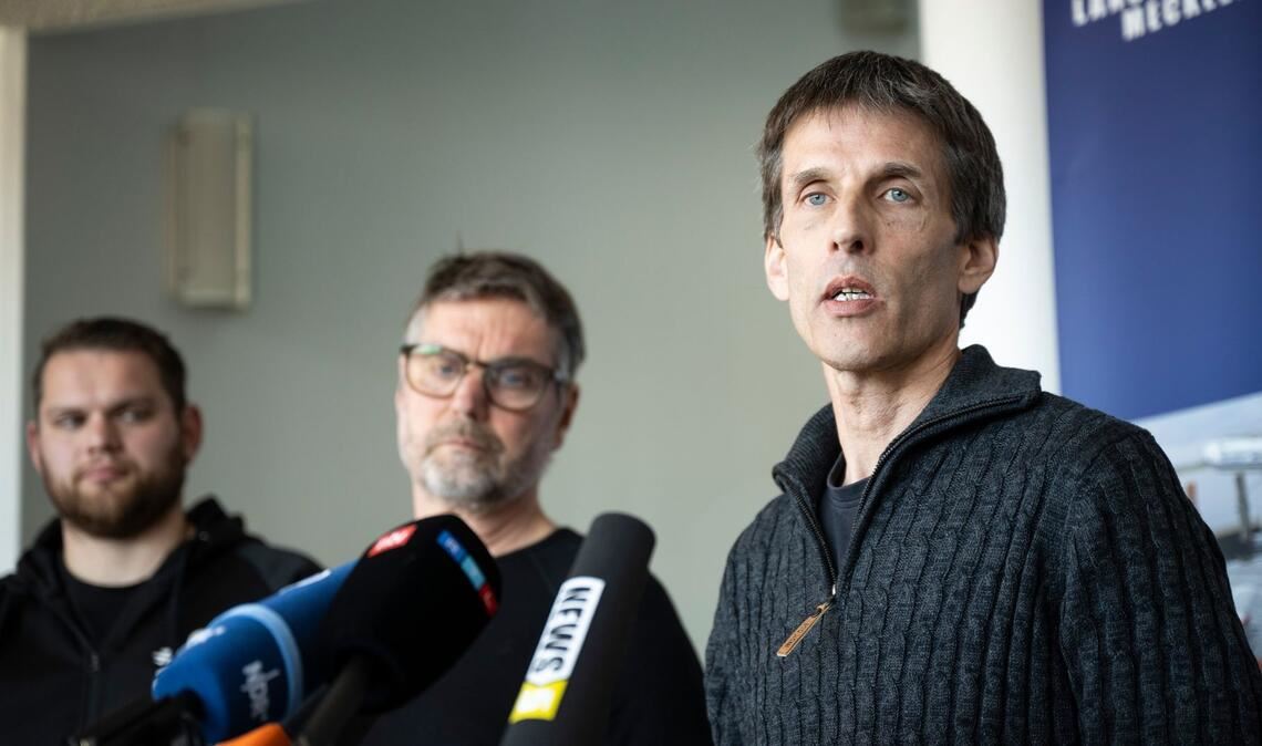 Burkard Baschek (r), Direktor des Deutschen Meeresmuseums, und Greenpeace-Meeresbiologe Thilo Maack (M) sprechen in Wismar zur Presse.