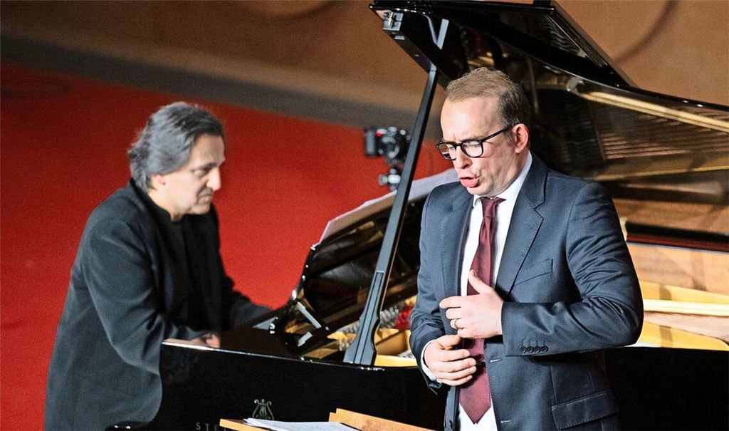 Burkhard Kehring am Flügel, der Tenor Daniel Behle