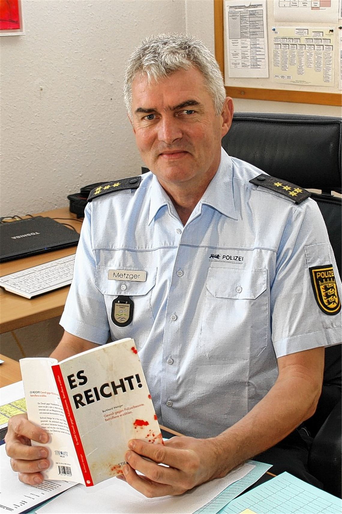 Burkhard Metzger mit seinem neuen Buch „Es reicht!“.