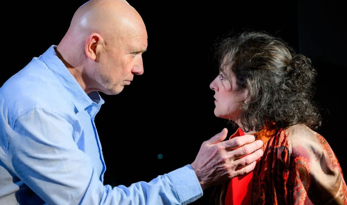 Burkhard Wolf und  Esrah Ugurlu in „Ellen Babic“