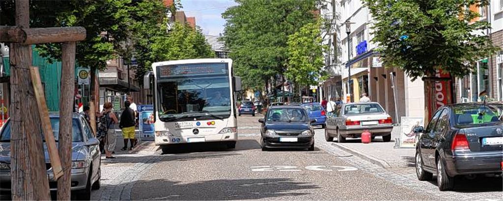 Bus und Auto teilen sich die Fahrbahn, doch bei zwei großen Fahrzeugen wird es eng.
