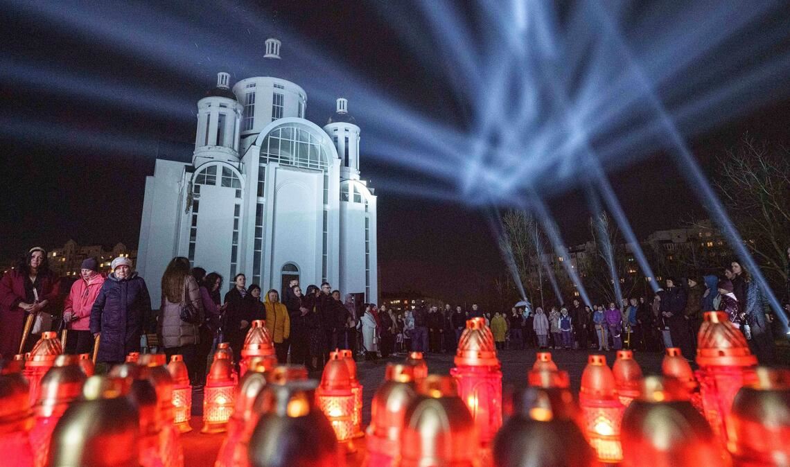 Butscha hält inne: Menschen erinnern an Opfer vor dem vierten Jahrestag der Befreiung