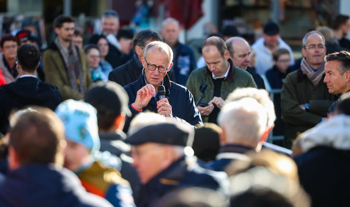 Merz: Keine AfD-Zusammenarbeit mit mir als Parteichef CDU-Chef Merz spricht in Meschede mit Bürgern.