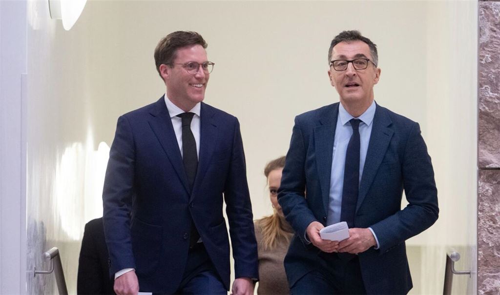 CDU-Landeschef Manuel Hagel und Grünen-Verhandlungsführer Cem Özdemir auf dem Weg zu einem Statement während der Sondierungsverhandlungen.