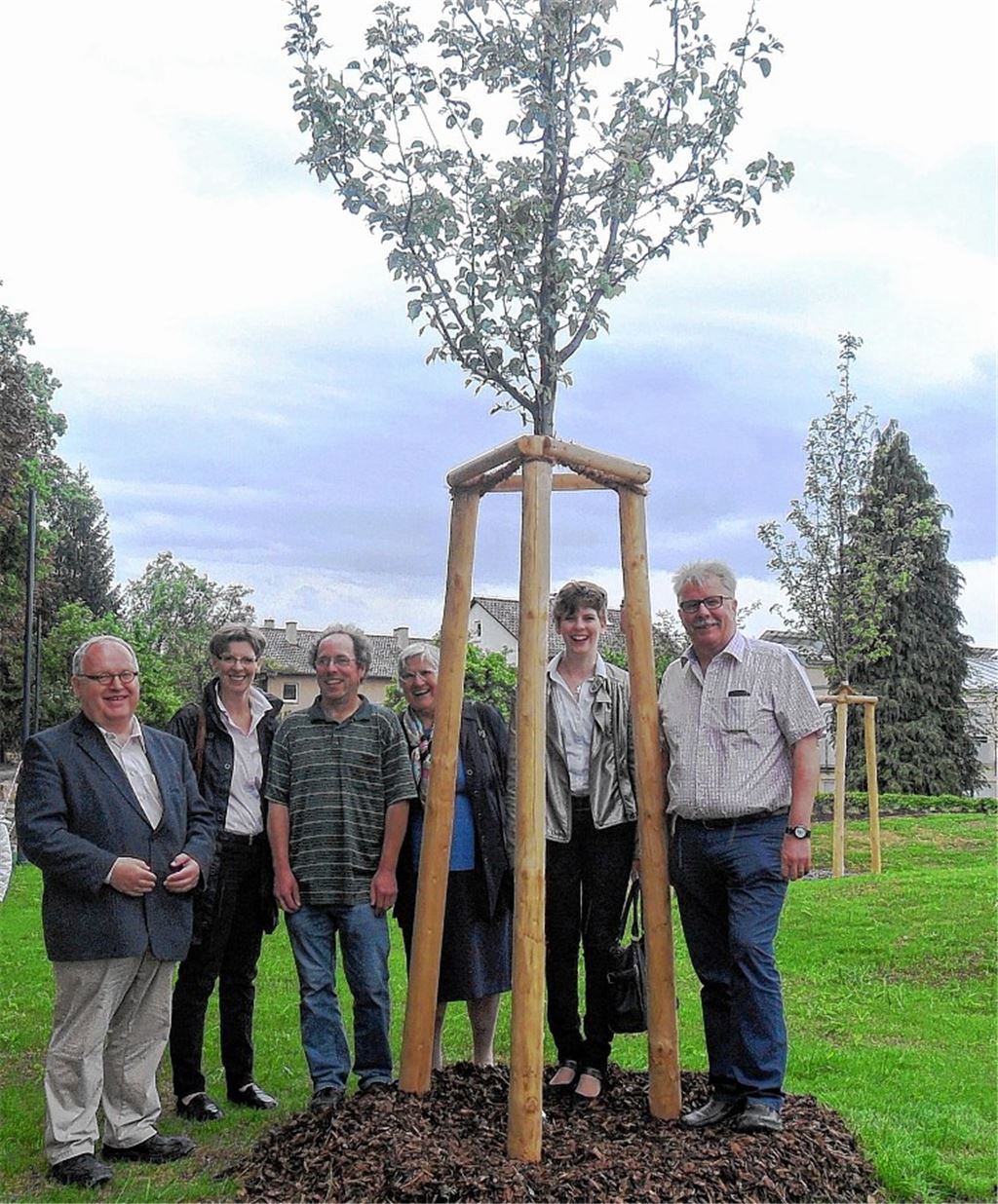 CDU-Stadträte mit Holzapfelbaum. Foto: privat