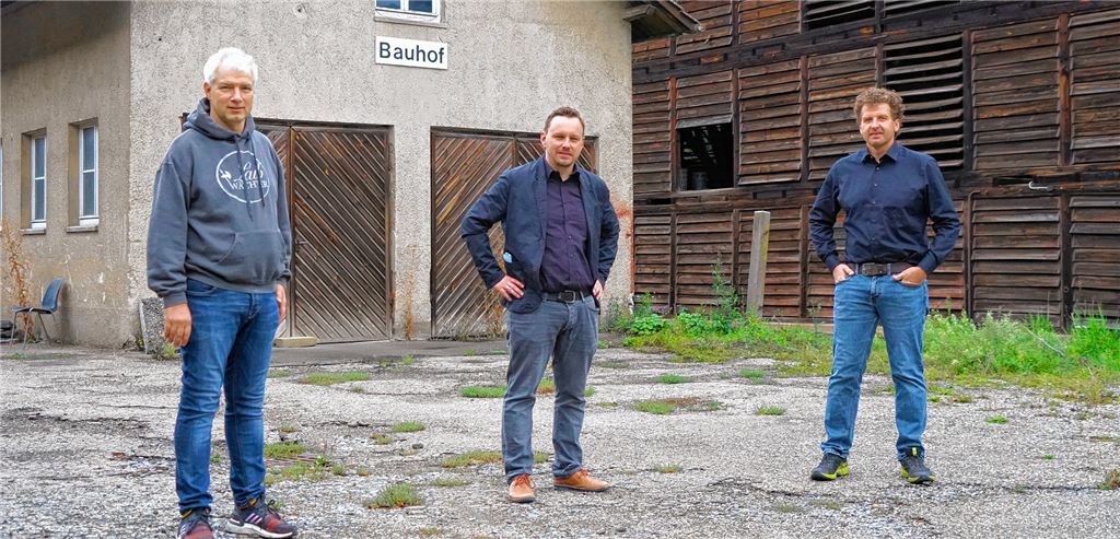 CDU-Stadtrat Martin Reinhardt (v.li.), Architekt Daniel Mößner und Andreas Schwing, Fraktionssprecher der Alternativen Liste im Gemeinderat, vor dem ehemaligen Bauhof.privat