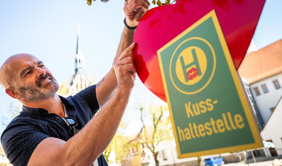 Café-Betreiber Jost Samorski will mit seiner "Kusshaltestelle" in Eisenberg Passanten zum Küssen animieren.