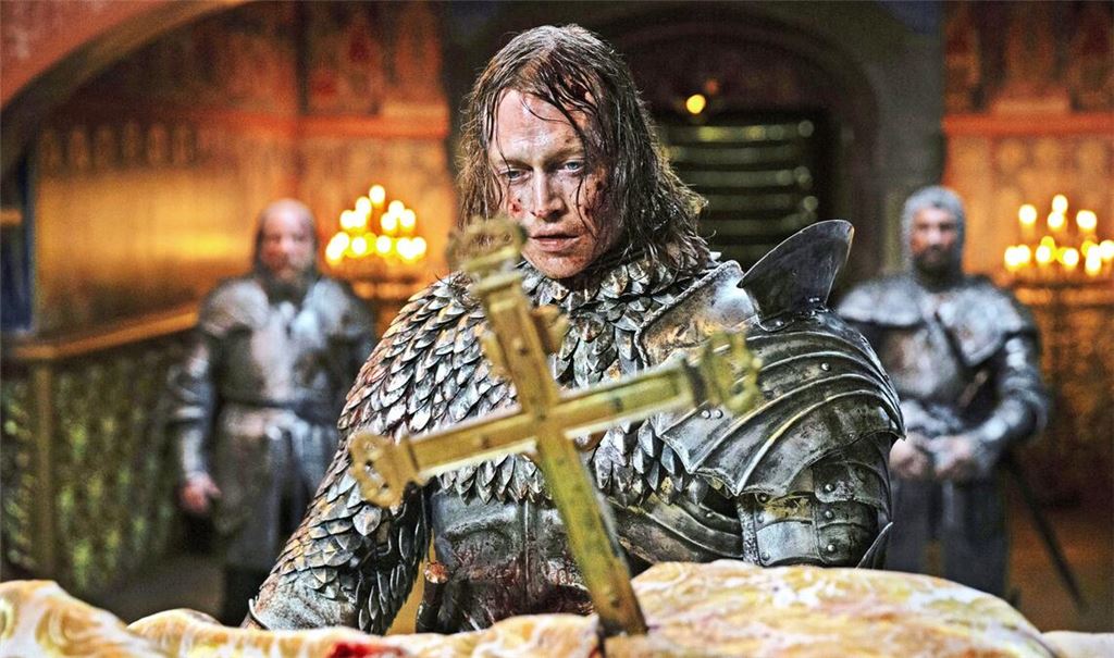 Caleb Landry Jones in der Dracula-Rolle