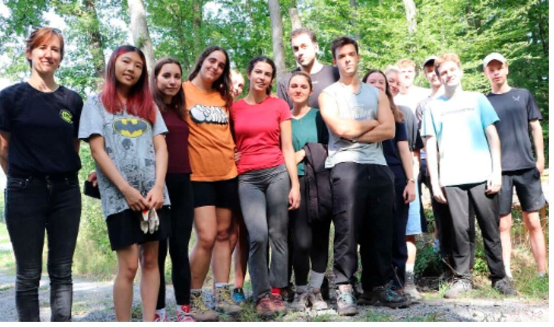Internationale Gäste pflegen Grabensystem Camp-Organisatorin Lisa Märcz vom Verein „Internationale Begegnung in Gemeinschaftsdiensten“ (li.) mit jungen Projektteilnehmerinnen und -teilnehmern. Foto: Weimper