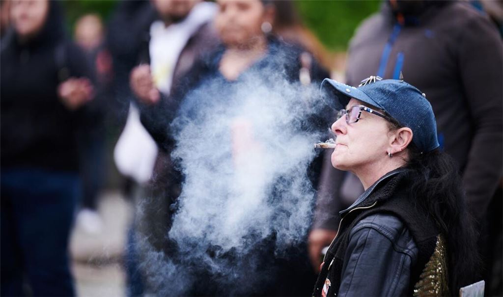 Cannabis-Rauch liegt über einer Demonstration für die Legalisierung der Droge - in der Debatte um Modellregionen für die kontrollierte Abgabe meldet man sich aus Nordrhein-Westfalens Gesundheitsministerium zu Wort.