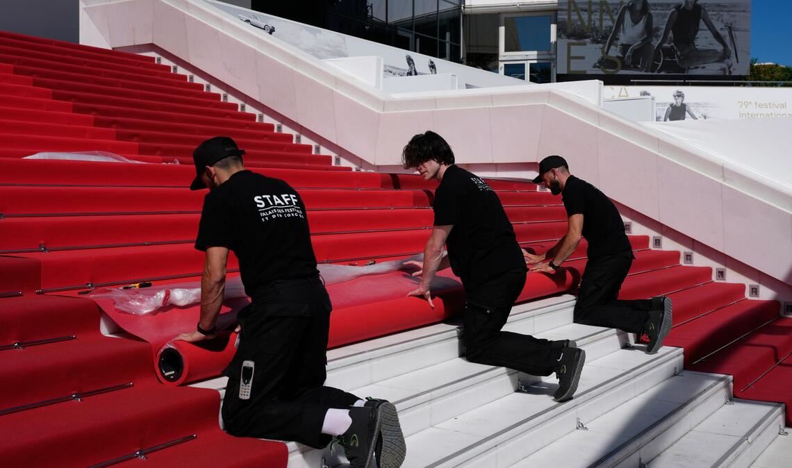 Cannes: Der rote Teppich kommt – Crew bereitet das Palais des Festivals für die Eröffnung der 79. Filmfestspiele vor