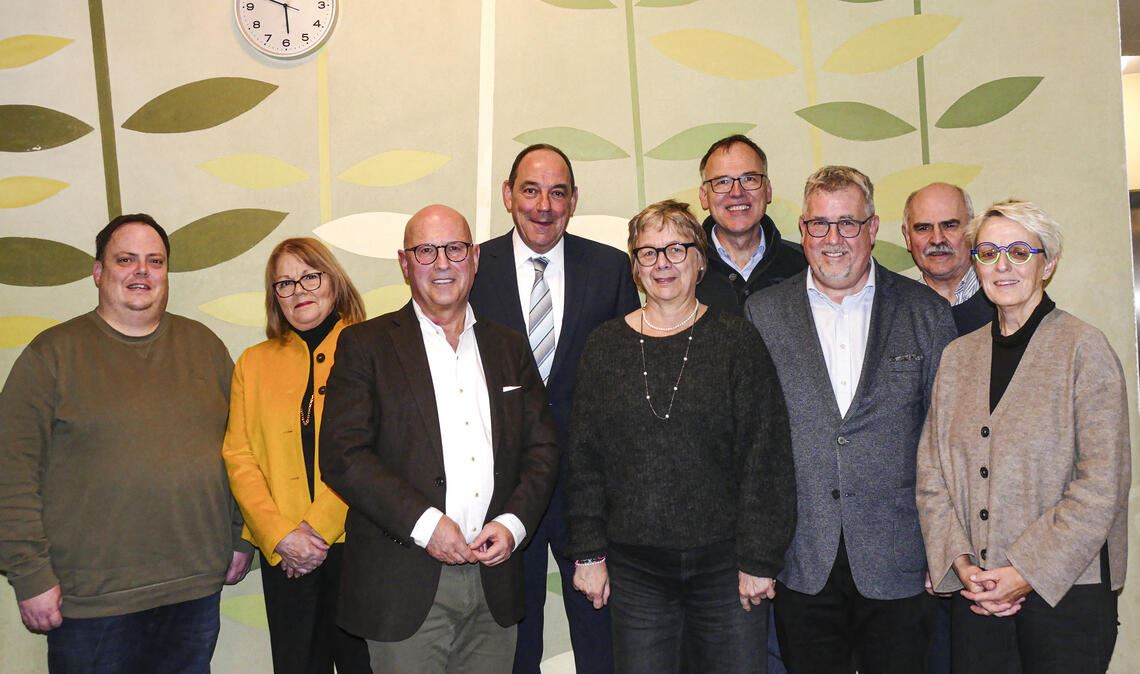 Caritas-Team blickt in die Zukunft: Pfarrer Steffen Schölch (v.li.), die stellvertretende Aufsichtsratsvorsitzende Gisela Goldmann, Caritasdirektor und Vorstandsvorsitzender Frank Johannes Lemke, der stellvertretende Aufsichtsratsvorsitzende Georg Steinmann, Aufsichtsrätin Susanne Verweyen-Mappus, Aufsichtsrat Dr. Harald Schmitt, der stellvertretende Vorstandsvorsitzender Jürgen Halbleib, Aufsichtsrat Pfarrer Georg Lichtenberger und die stellvertretende Vorstandsvorsitzende Gabriele Weber. Foto: Fux