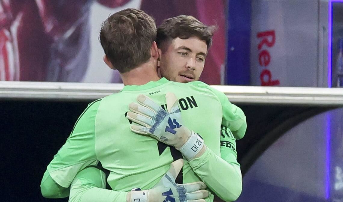 Carl Klaus (re.) kommt für Frederik Rönnow ins Spiel und feiert damit sein Bundesligadebüt mit 32 Jahren.