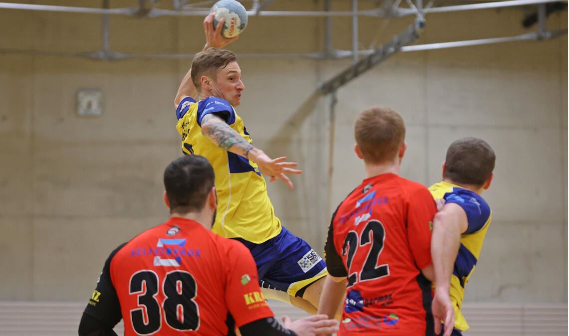 Carl Reiss - hier am Ball - sichert dem HC Blau-Gelb Mühlacker mit seinem Treffer zum 22:22 das Remis. Symbolfoto: Archiv