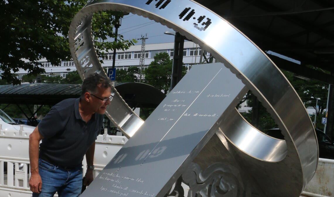 Carlo Heller beim Feinjustieren der Ornamenta-Sonnenuhr in Mühlacker. Foto: Deeg