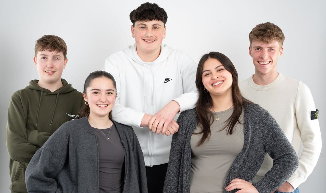 Carlo (v.li.), Melena, Luis, Sandra und Noah dürfen bei den anstehenden Wahlen am Sonntag, 9. Juni, erstmals ihre Stimme abgeben. Sie werben dafür, dass andere Erstwähler diese Chance auch nutzen. Foto: Enzkreis/Sebastian Seibel