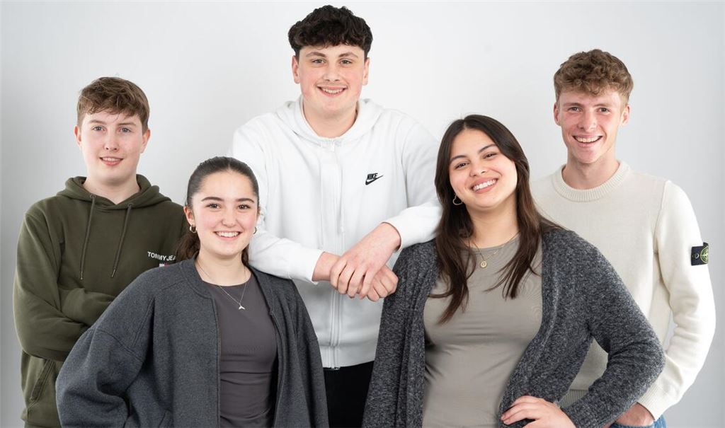 Carlo (v.li.), Melena, Luis, Sandra und Noah dürfen bei den anstehenden Wahlen am Sonntag, 9. Juni, erstmals ihre Stimme abgeben. Sie werben dafür, dass andere Erstwähler diese Chance auch nutzen. Foto: Enzkreis/Sebastian Seibel