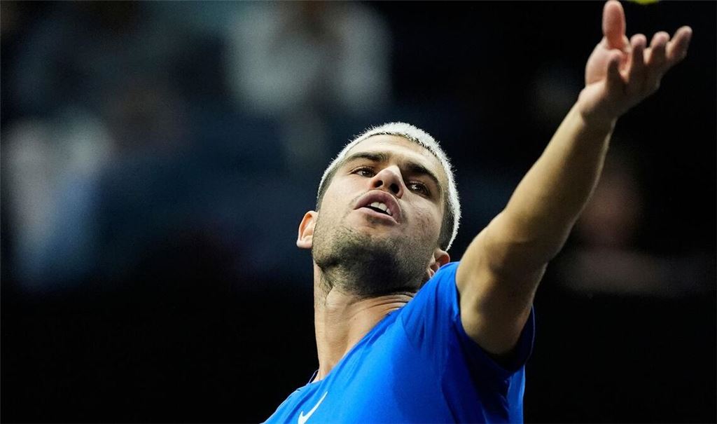 Carlos Alcaraz gewinnt sein Erstrundenmatch in Tokio trotz zwischenzeitlicher Probleme mit dem Fuß. (Archivbild)