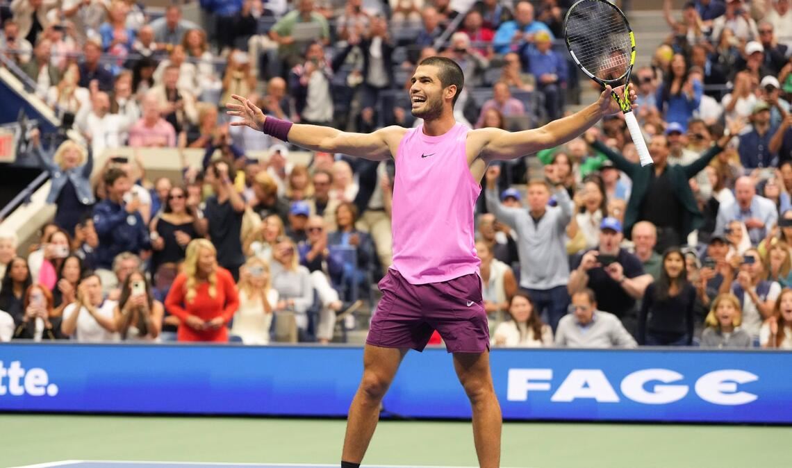 Vor Trump: Alcaraz dank US-Open-Triumph Nummer eins der Welt Carlos Alcaraz jubelt über seinen Titel.