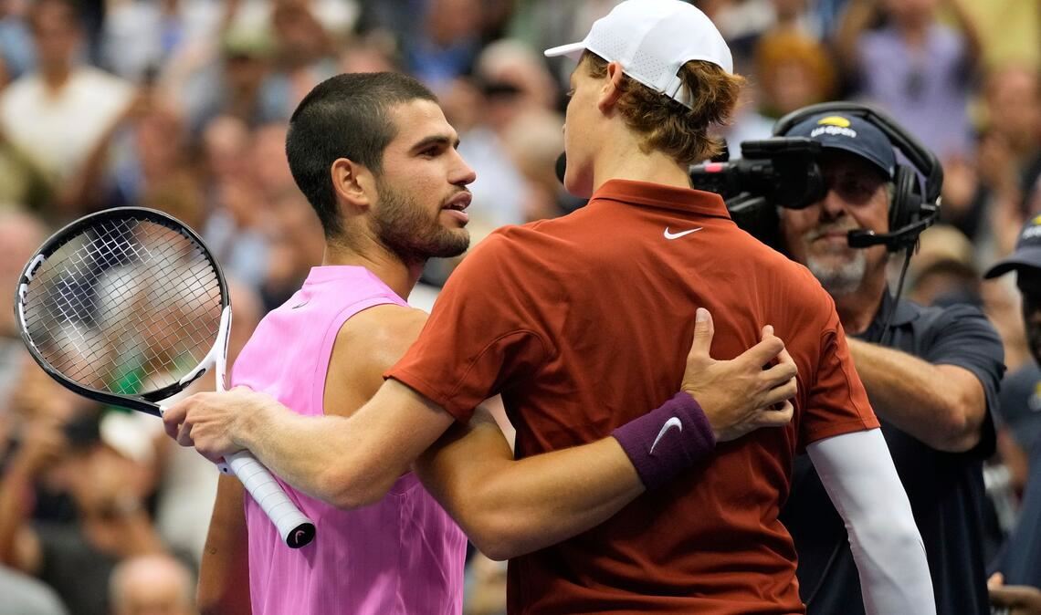 Carlos Alcaraz (l) setzte sich im US-Open-Finale in vier Sätzen gegen Jannik Sinner (r) durch.