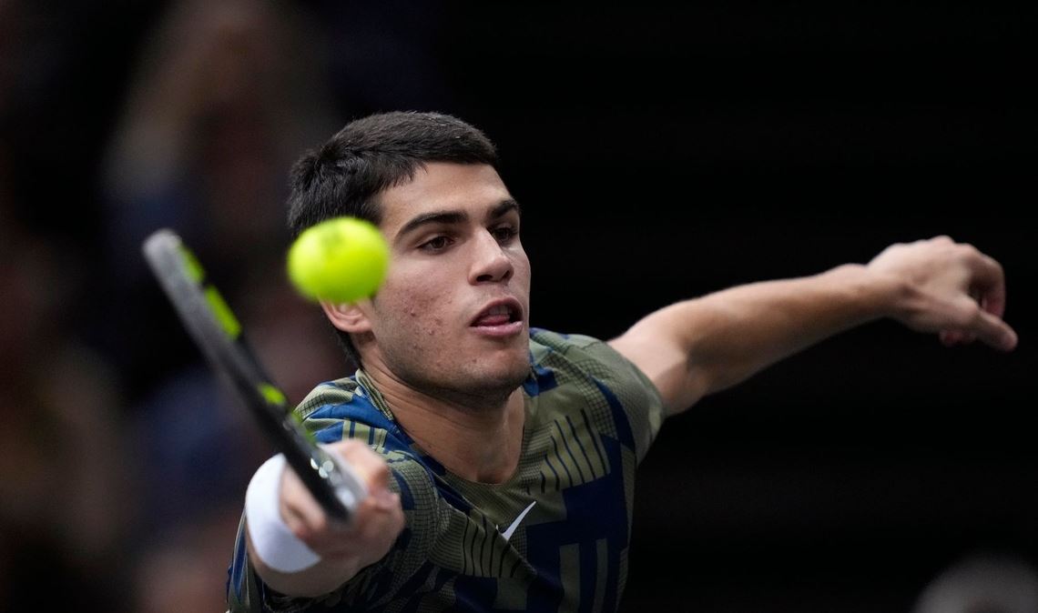 Carlos Alcaraz musste in Paris verletzt aufgeben.